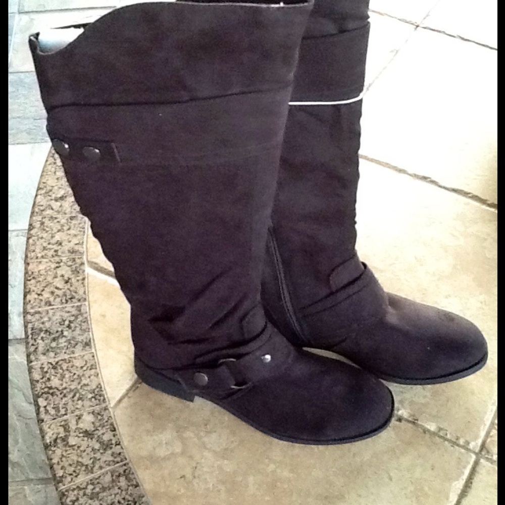 BLACK BOOTS - nwt